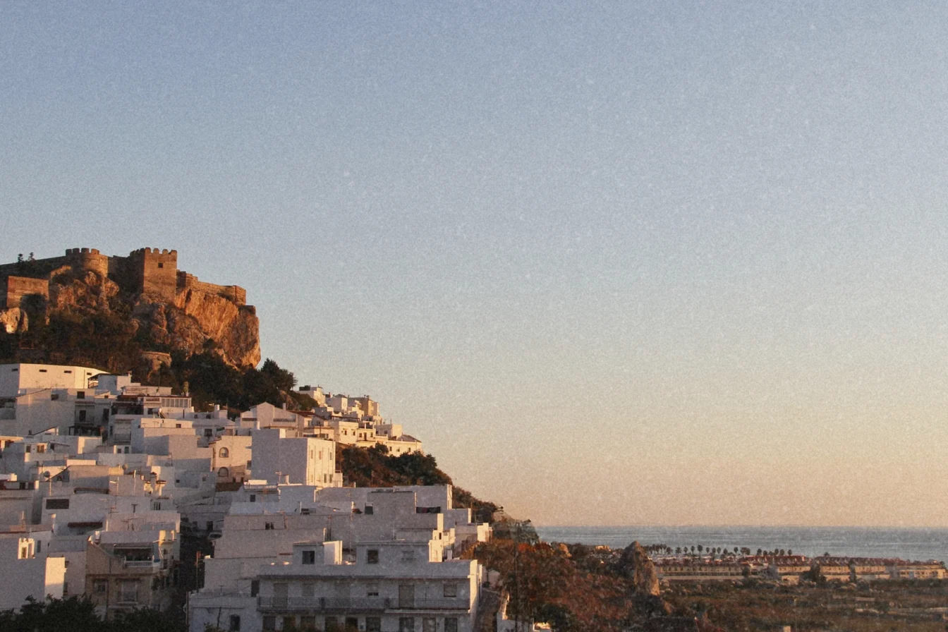 Imagen panorámica del castillo, casco antiguo y la costa de la población granadina de Salobreña